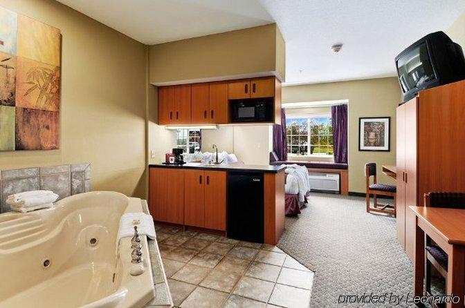 Stay Beyond Inn & Suites Елма Номер фото